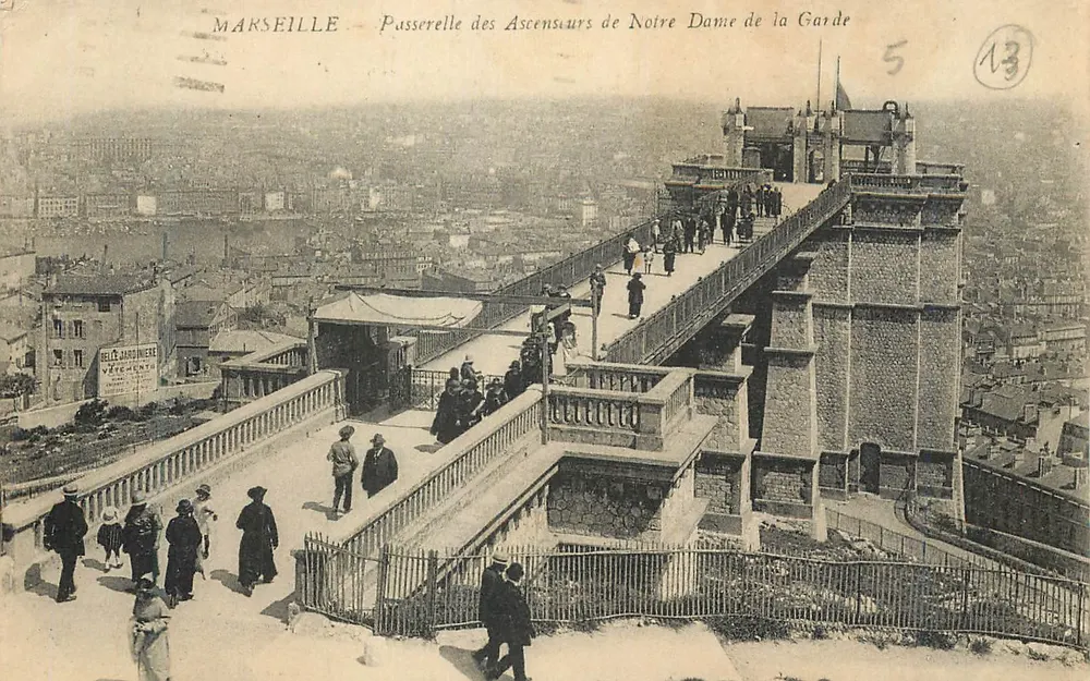 Marseille — Passerelle der Aufzüge von Notre-Dame de la Garde — Belle-Jardinère Vézéchant - Vorderseite