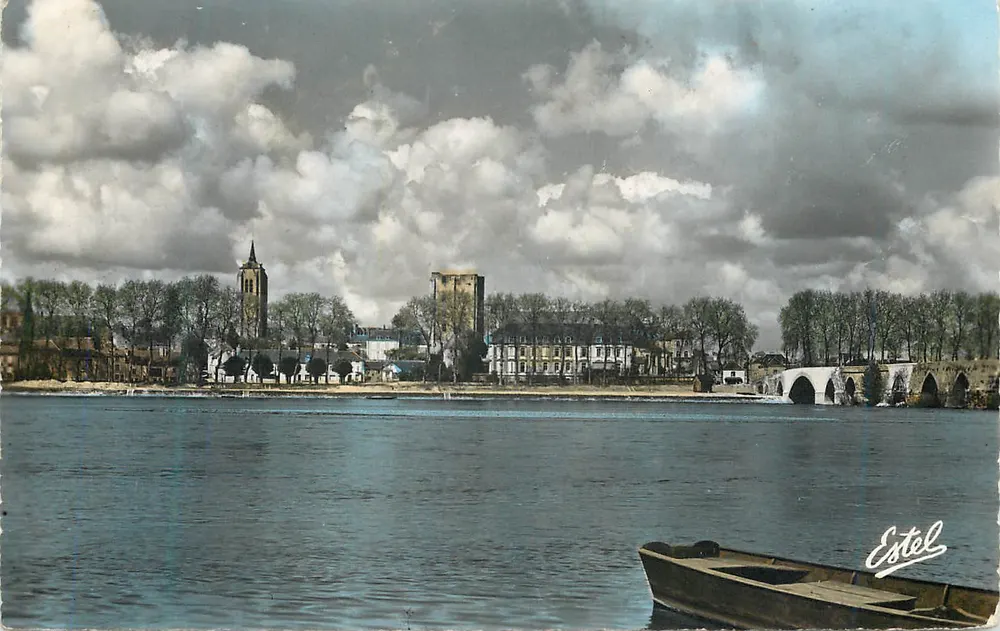Vista general junto a la orilla del Loira — Beaune — Estel - Anverso