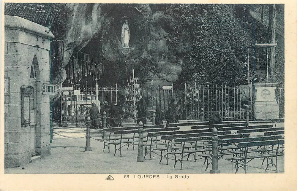 Lourdes - A Gruta — vista da gruta com estátua de Nossa Senhora e bancos — editor C° Alsacienne des Arts Photomécaniques, Strasbourg, n° 53 - Frente