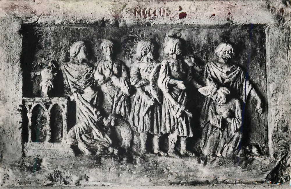 Crypte du Martyrium — Pierre sculptée du XIIIe siècle, Martyre de St-Denys — Greff, S.E.R.P., Éditeur, Paris - Recto
