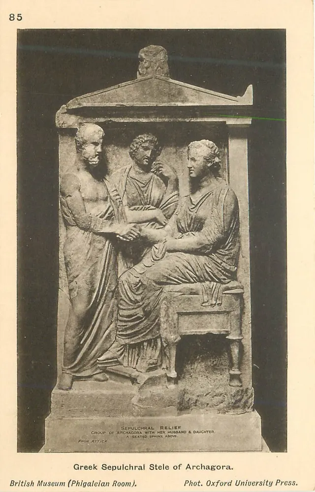 Grabstele von Archagora — Gruppe von Archagora mit ihrem Ehemann und Tochter — British Museum (Phigaleische Saal) - Vorderseite
