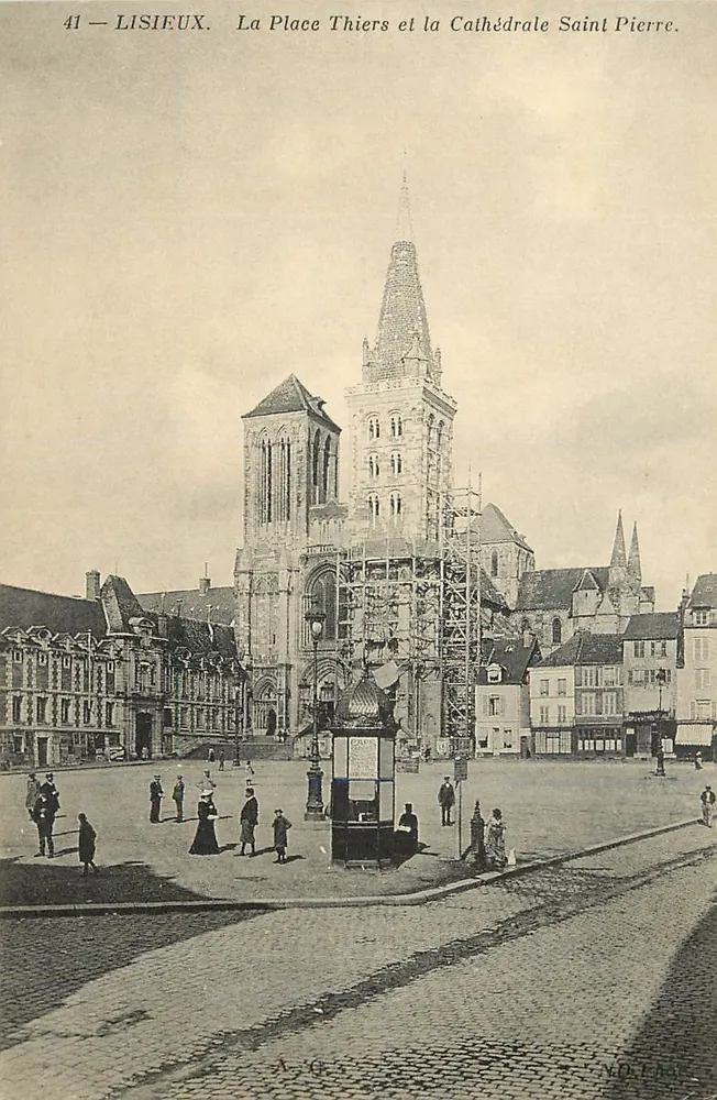 Lisieux — La Place Thiers et la Cathédrale Saint-Pierre — A.G. n°136 - Recto