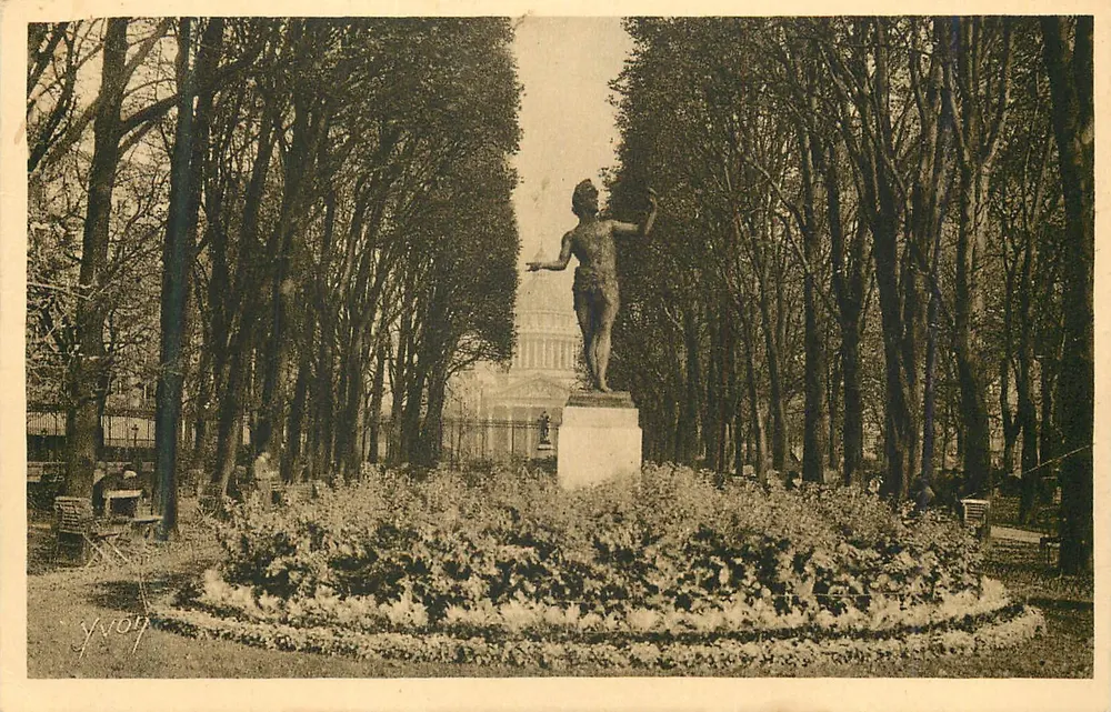Jardin du Luxembourg — Statue dans un allée d'arbres — Éditions d'Art YVON, n°49 - Recto