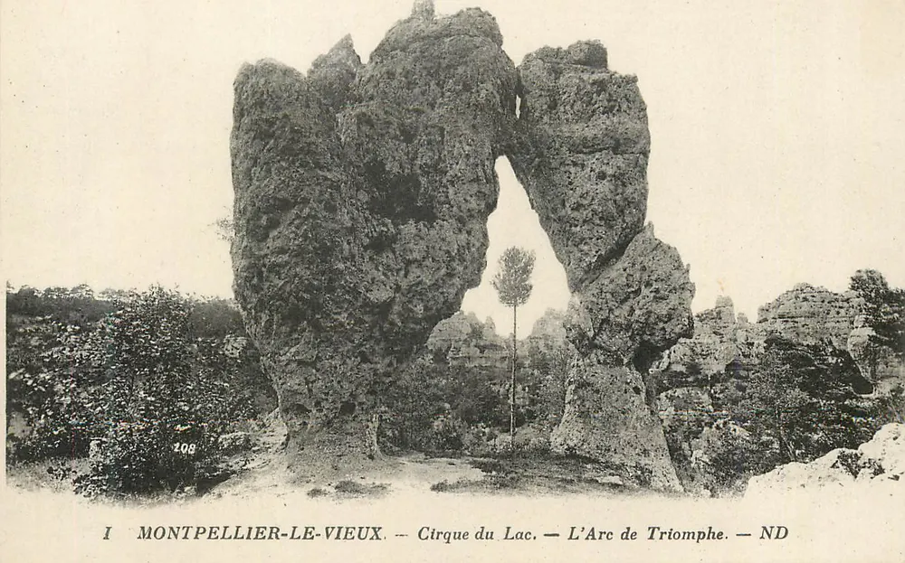 Montpellier-le-Vieux — Cirque du Lac — L'Arc de Triomphe — ND - Recto