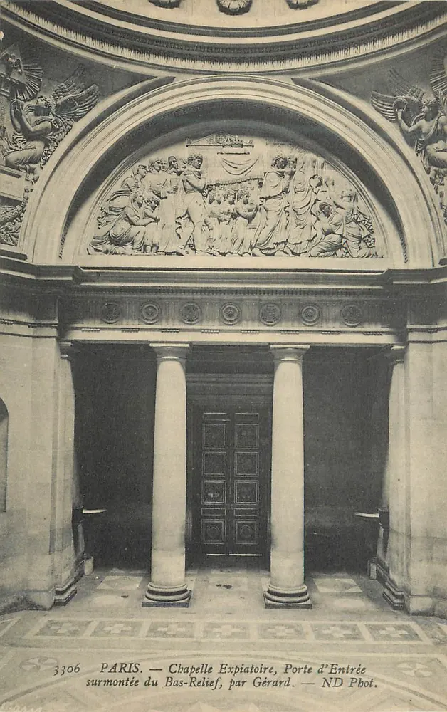 Paris — Expiatorische Kapelle, Eingang mit Relief von Gérard — ND Phot. - Vorderseite