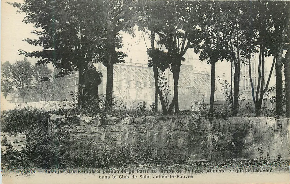 Paris — Vastiges des Remparts présumés de Paris au temps de Philippe Auguste et qui se trouvent dans le Clos de Saint-Julien-le-Pauvre - Recto