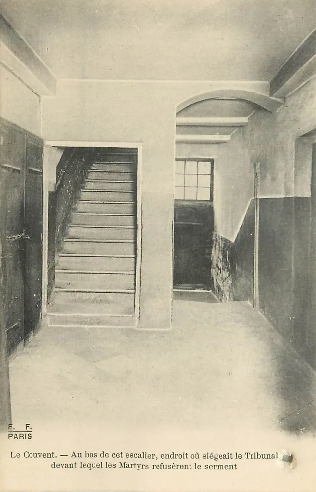 Das Kloster — Unten an dieser Treppe, der Ort, an dem der Gerichtshof saß, vor dem die Märtyrer den Eid ablehnten — F. F. Paris - Vorderseite