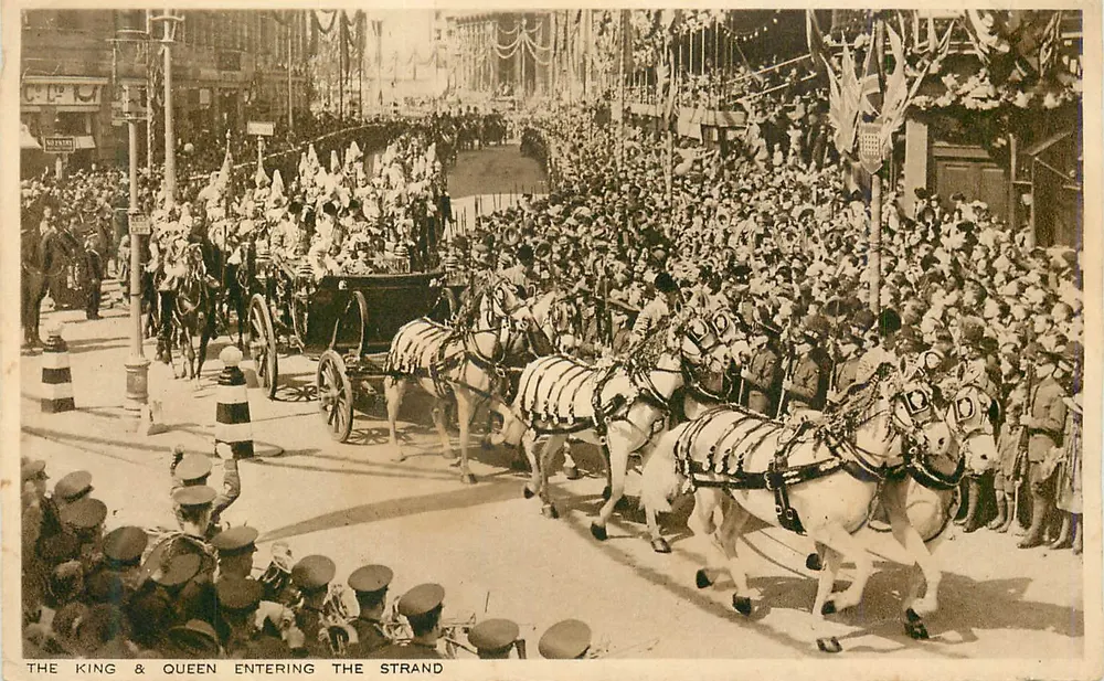 O Rei e a Rainha entrando na The Strand — cena de desfile — editor não visível - Frente