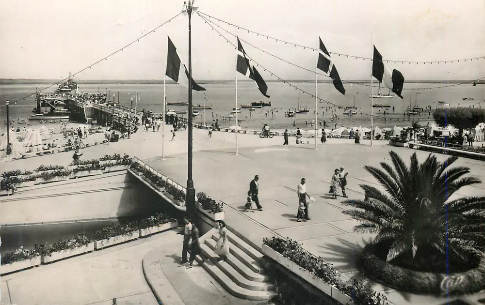 Arcachon - Costa de Prata — A Praça Thiers e o Subterrâneo — Cie des Arts Photomécaniques, Paris - Frente