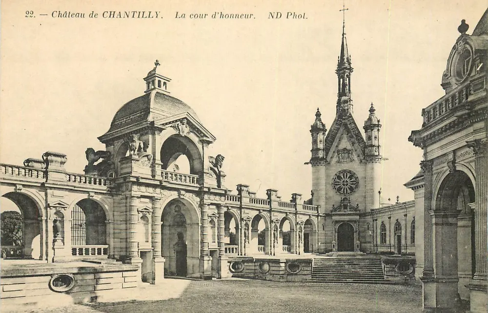 Castelo de CHANTILLY — A cour d'honneur — ND Phol. - Frente
