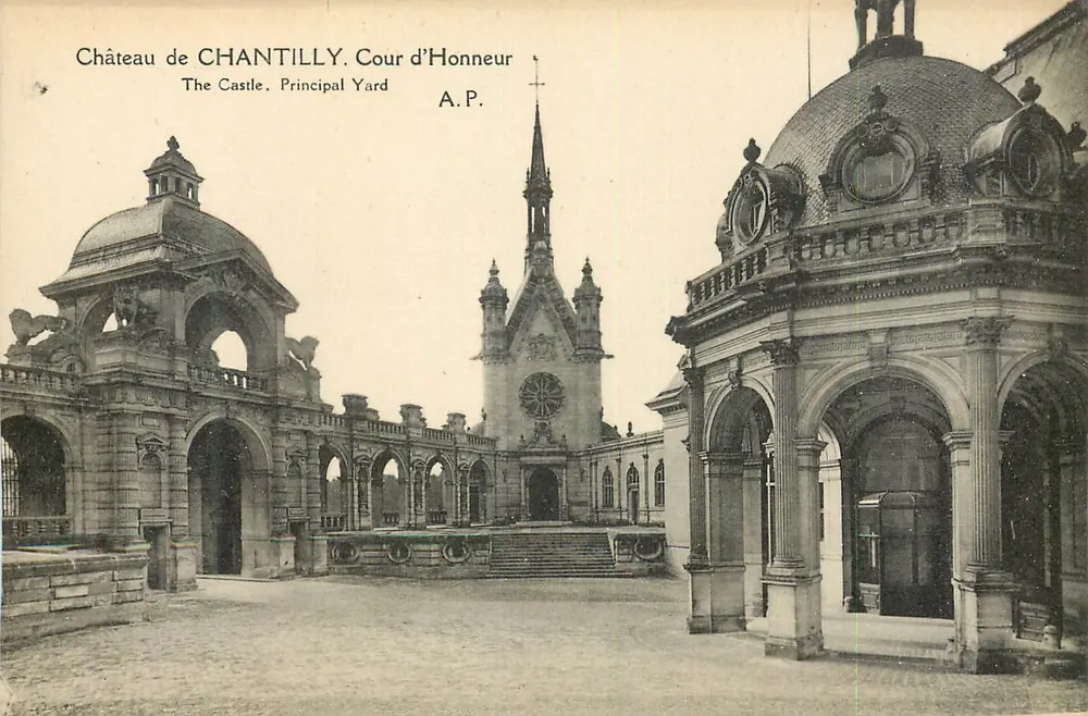 Castelo de CHANTILLY. Cour d'Honneur — A.P. — editor A.P. - Frente