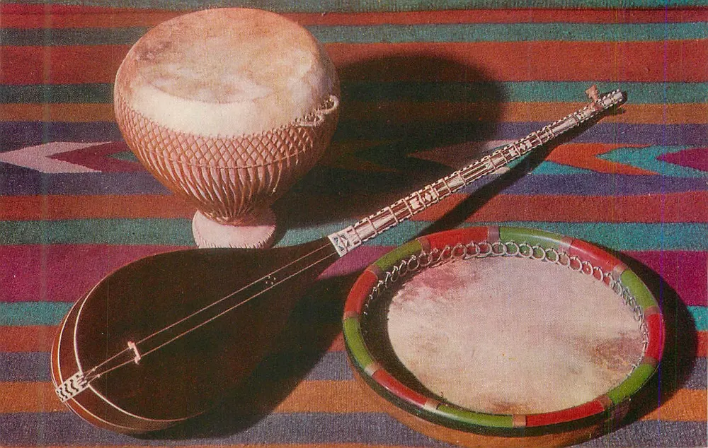 Narodowe instrumenty — dutar, nagora (kula), doira (tamburyn) — wydawca Aurora Art Publishers, Leningrad - Awers