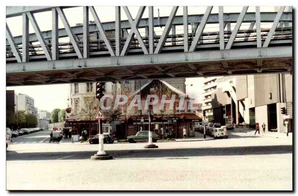 Vista sob um viaduto metálico — rua movimentada com carro verde e pedestres — editor desconhecido - Frente