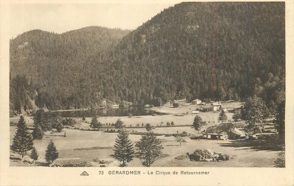 Gérardmer - O Cirque de Retournemer — vista panorâmica do lago e das montanhas, editor ARA, n°73 - Frente