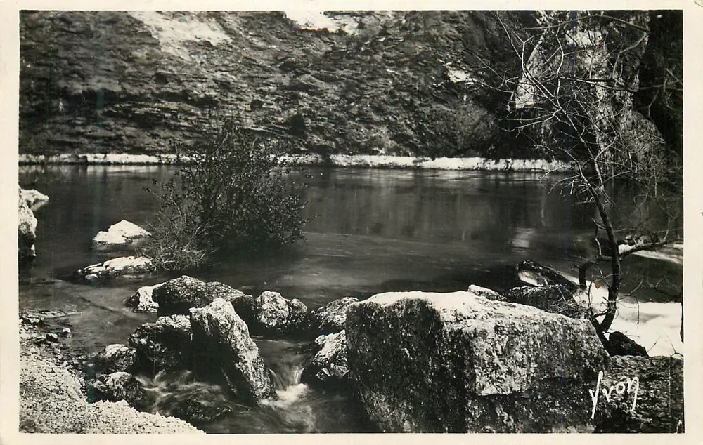 Fontaine de Vaucluse — Nascer da fonte e rochas prateadas — Les Éditions d'Art Martel - Frente