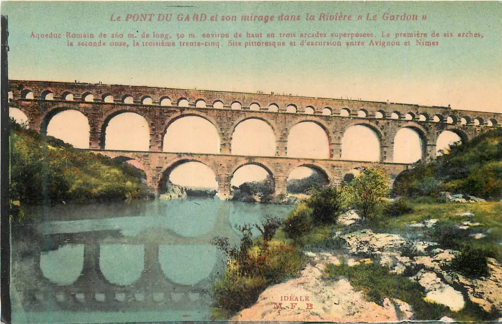 Die Brücke von Gard und ihr Spiegelbild im Fluss « Le Gardon » — Römisches Aquädukt von 260 m Länge, etwa 50 m hoch mit drei übereinanderliegenden Bögen. Der erste von sechs Bögen, der zweite elf, der dritte dreißig-fünf. Landschaftlich reizvoller und Wanderort zwischen Avignon und Nîmes — Verlag Idéale M.F.B. - Vorderseite