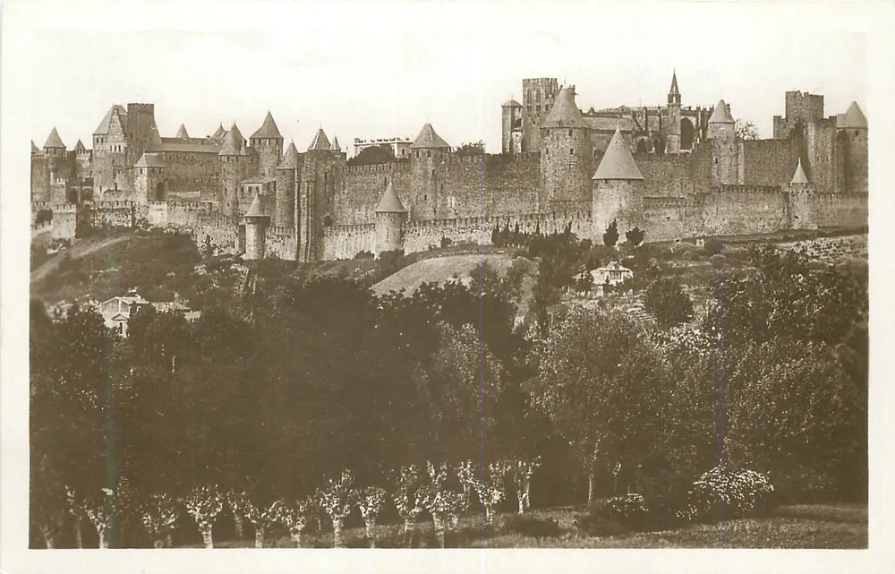 Carcassonne — A Cidade ao Sudeste — Editor: Paris, 44 rue des Résurgents - Frente
