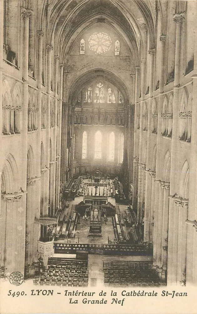 LYON - Innenraum der Kathedrale Saint-Jean - Die Große Nave - Vorderseite