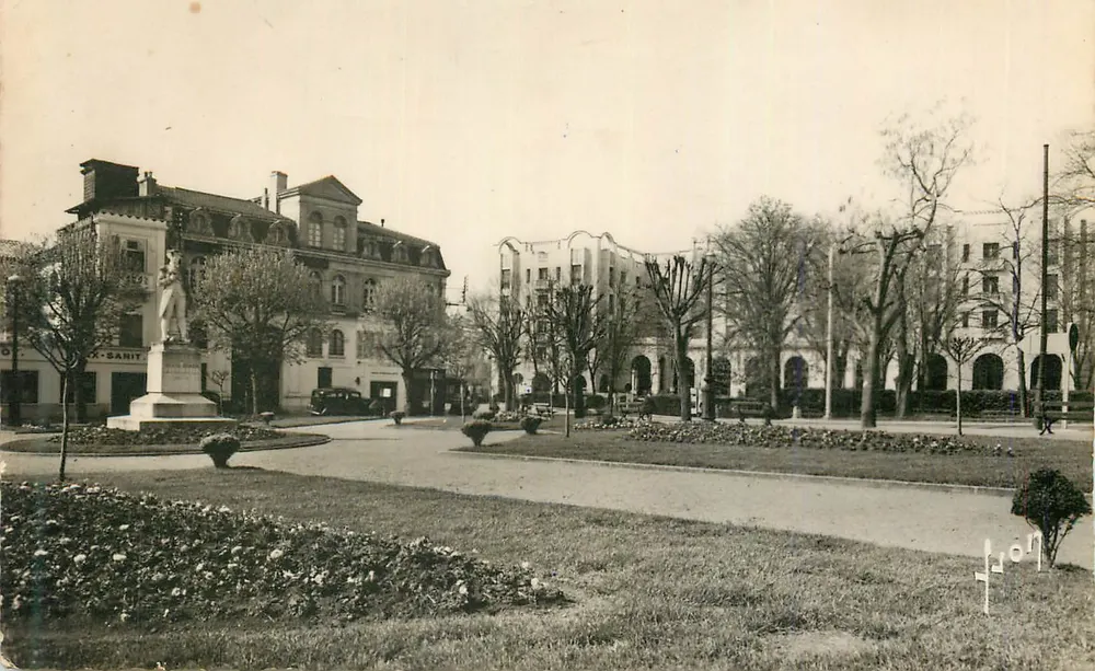 Dax (Landes) - Plein Thiers en Hotel Station Thermale — Éditions Françaises, B. 1800 - Voorkant