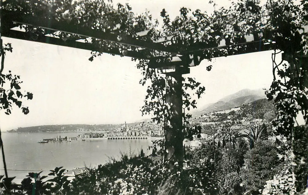 Menton — Vista geral tirada de Garavan — Editions artistiques A.D.I.A. - Frente