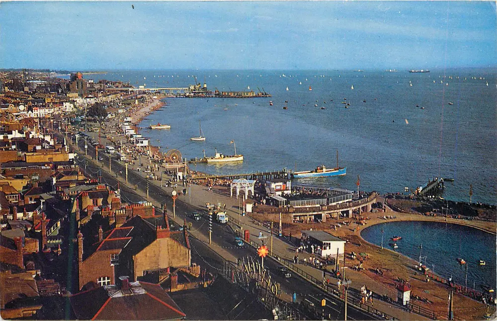 East Beach and Promenade — Southend-on-Sea — Printed in Great Britain PT8349 - Recto