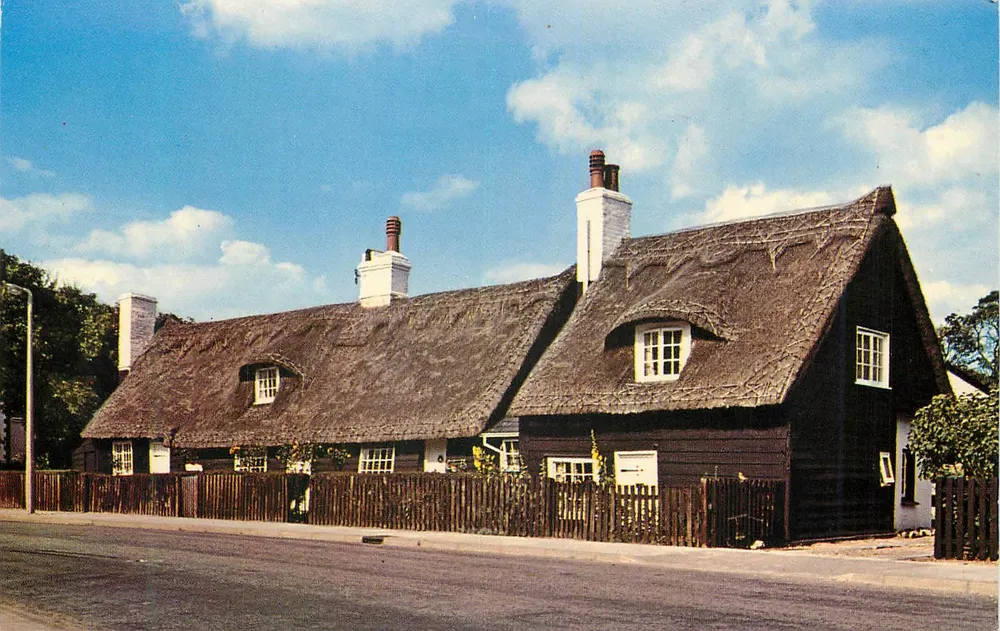 Old Thatched Cottages — Walton-on-the-Naze — Correspondence PT9062 - Voorkant