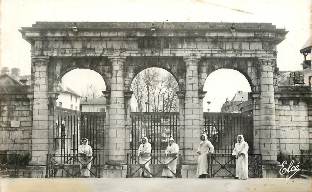 Curistas frente a la Fuente caliente — Estación termal — Editor Elcé - Anverso