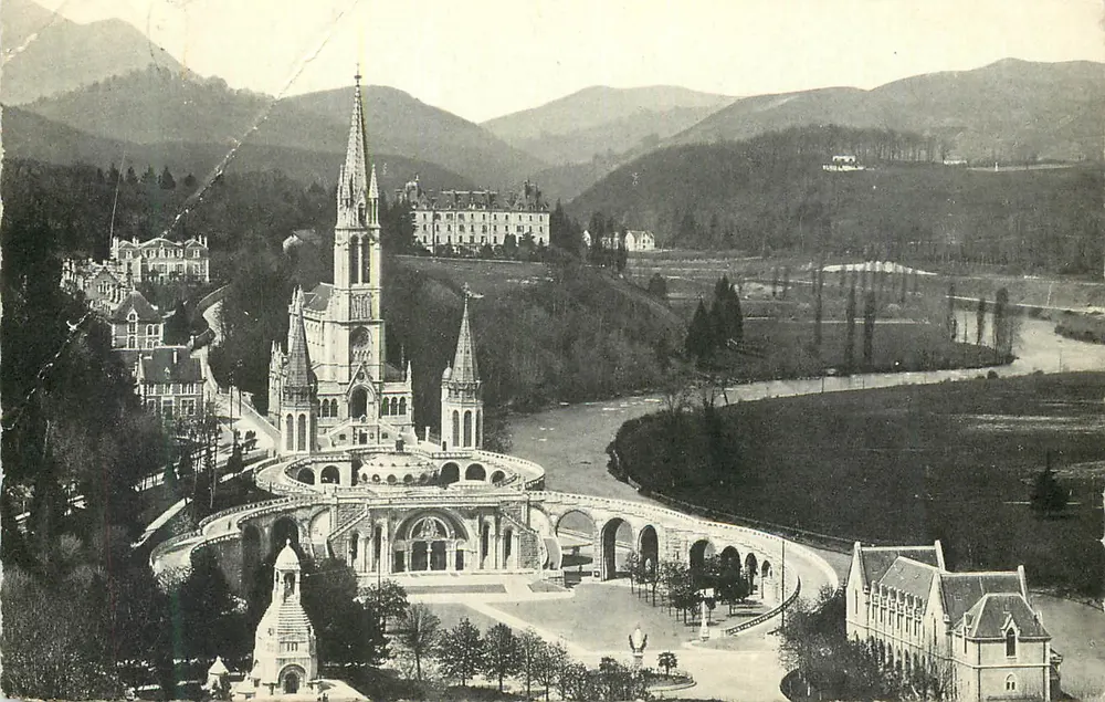 Lourdes — Die Basilika und das Interalliierte Denkmal vom Château-Fert aus gesehen — Weltzentrum für Pilgerreisen - Vorderseite