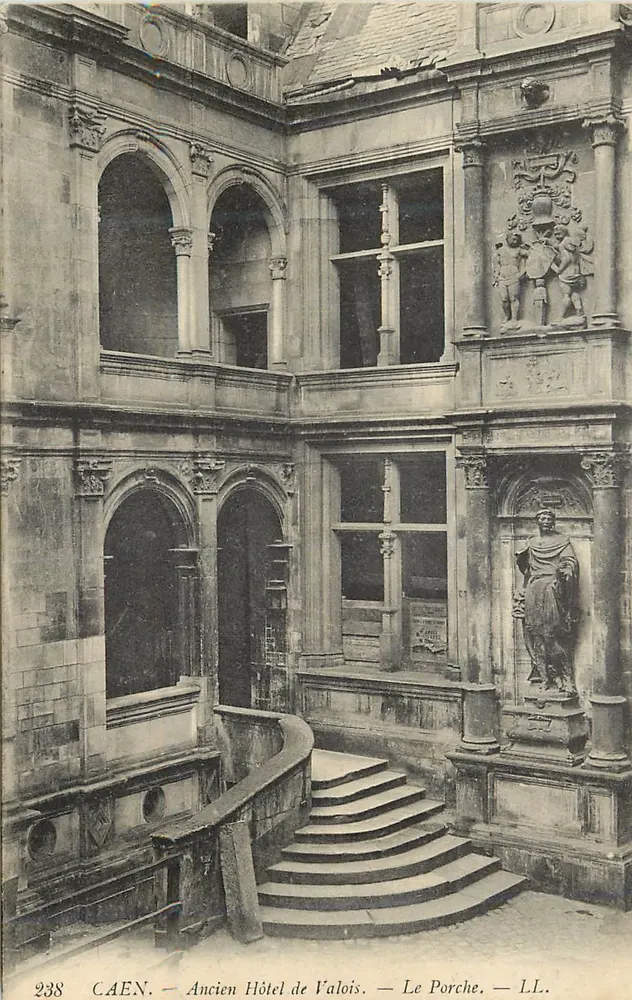 Caen — Ehemaliges Hotel de Valois — Der Portikus — LL. — n° 238 - Vorderseite
