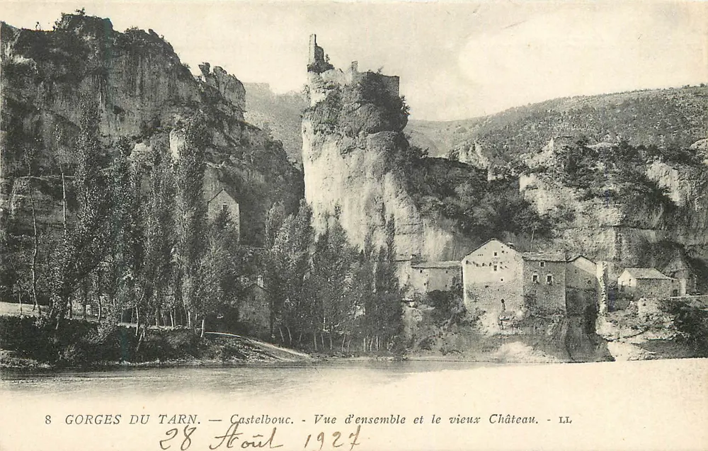 Tarn-Schluchten — Castelbouc — Gesamtaufnahme und das alte Schloss — LL - Vorderseite
