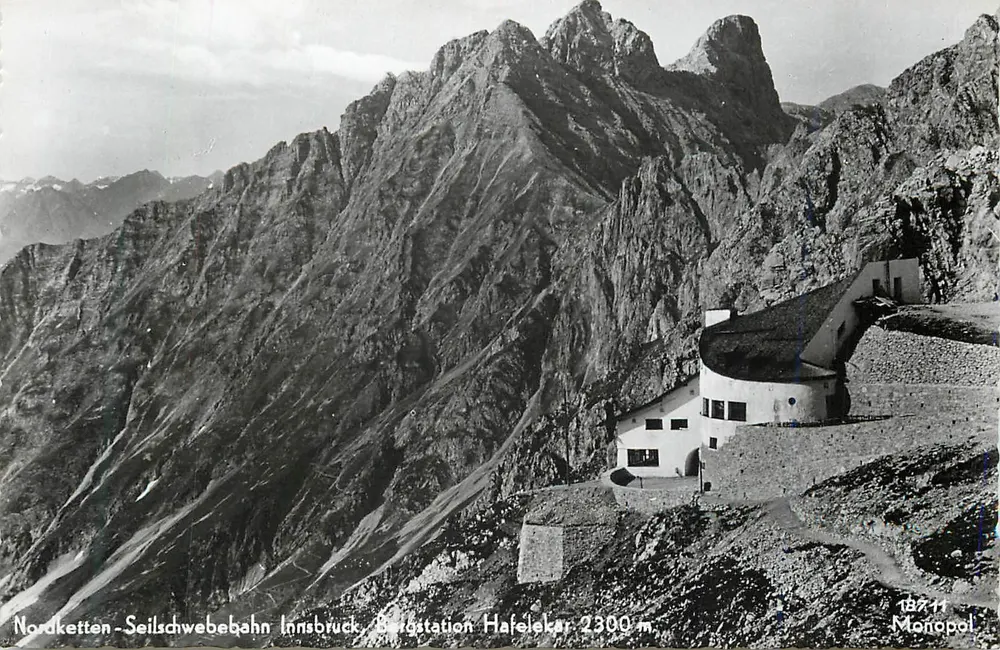 Nordketten-Seilschwebebahn Innsbruck — Estação de montanha Hafelekar 2300 m — Monopol - Frente