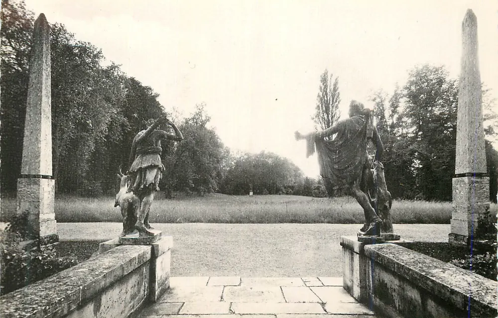 Jardins de Malmaison — estátuas e obeliscos — editor Paris - Frente
