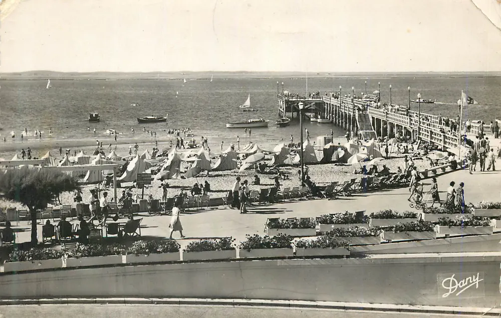 Arcachon — Praia e cais — Editor RENAUD & BUZAUD, La Jetée - Frente