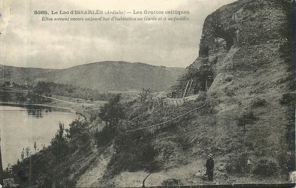 Lac d'Issarlès (Ardèche) — Les Grottes celtiques — Éditions d'Art Margerit-Brémond - Recto