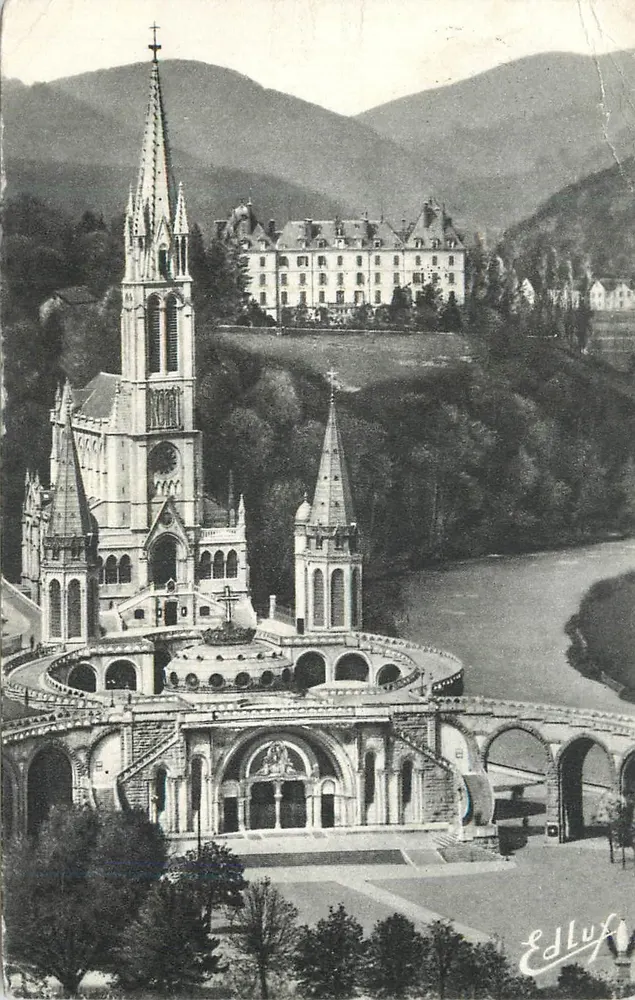 Lourdes — Die Basilika vom Château-Fort aus gesehen — Edition P. Doucet - Vorderseite