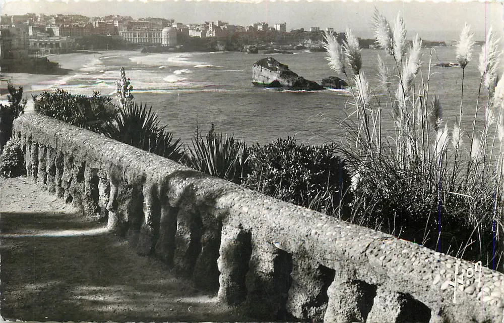 Biarritz (B.P.) — Vue de la Grande Plage - Les Casinos — Les Éditions Françaises - Recto
