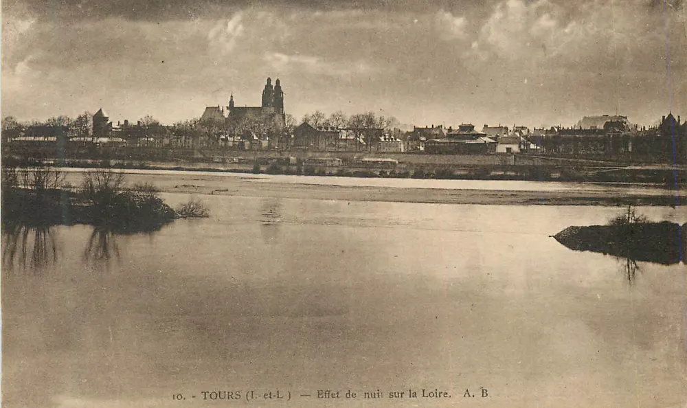 Tours (Indre-et-Loire) — Efeito de noite sobre a Loire — A. B. n°10 - Frente