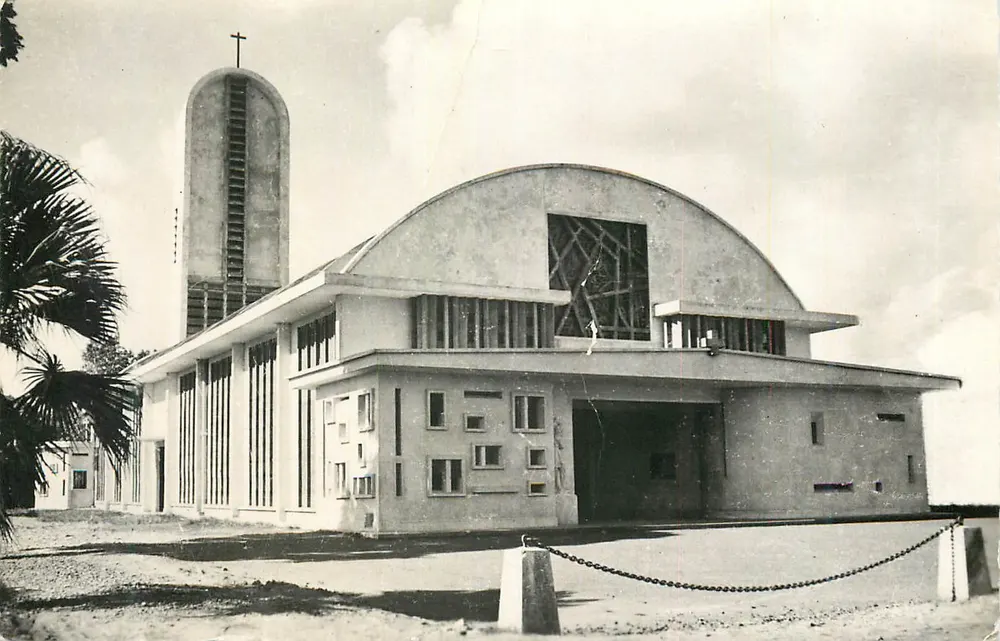 Église Saint-Christophe-Martinique — édifice moderne avec clocher cylindrique et toit en arc — Photo Félix ROSE-ROSETTE - Frente