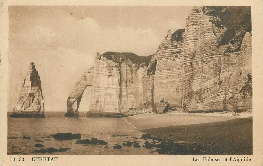 Les Falaises et l'Aiguille — Étretat — Cie des Arts Photomécaniques, LL.33 - Recto