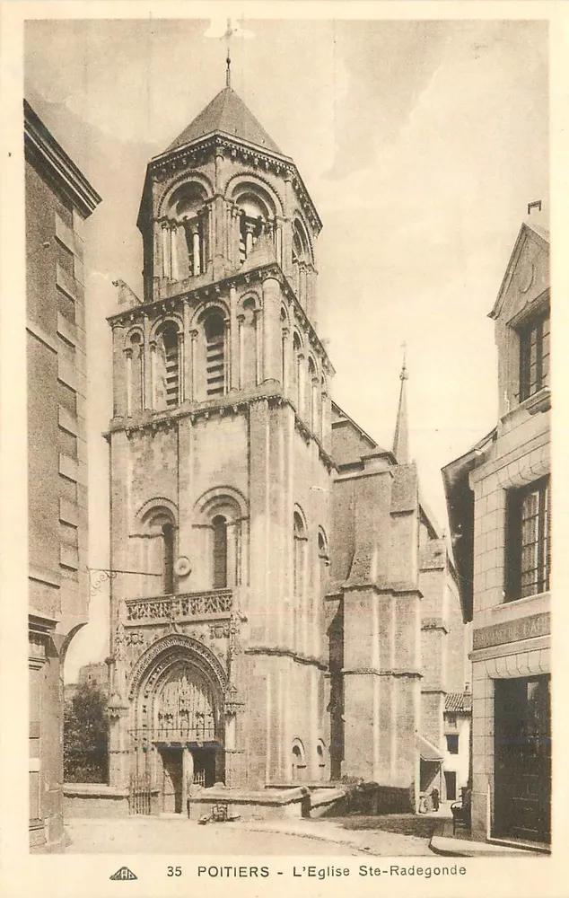 Poitiers - La Iglesia de Santa Radegonda — editor Alacienne des Arts Photographiques de Estrasburgo - Anverso