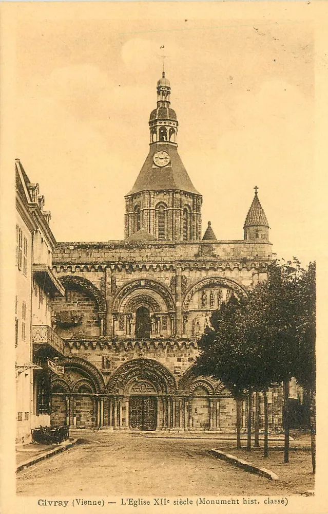 Givray (Vienne) — Die Kirche des 12. Jahrhunderts (geschütztes historisches Denkmal) - Vorderseite