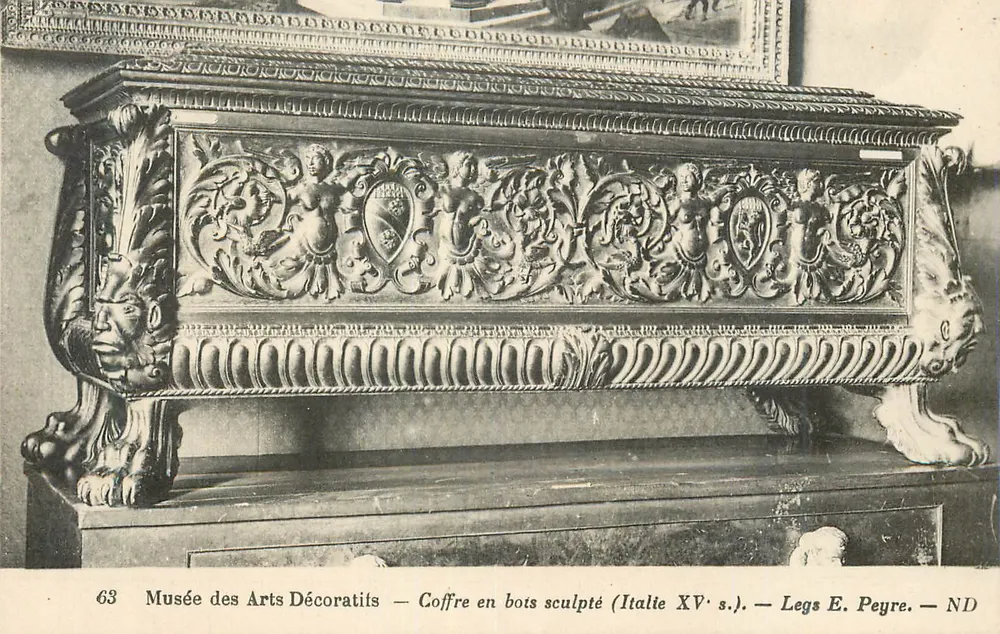 Musée des Arts Décoratifs — Coffre en bois sculpté (Italie XV s.) — Legs E. Peyre — N° 63 - Vorderseite