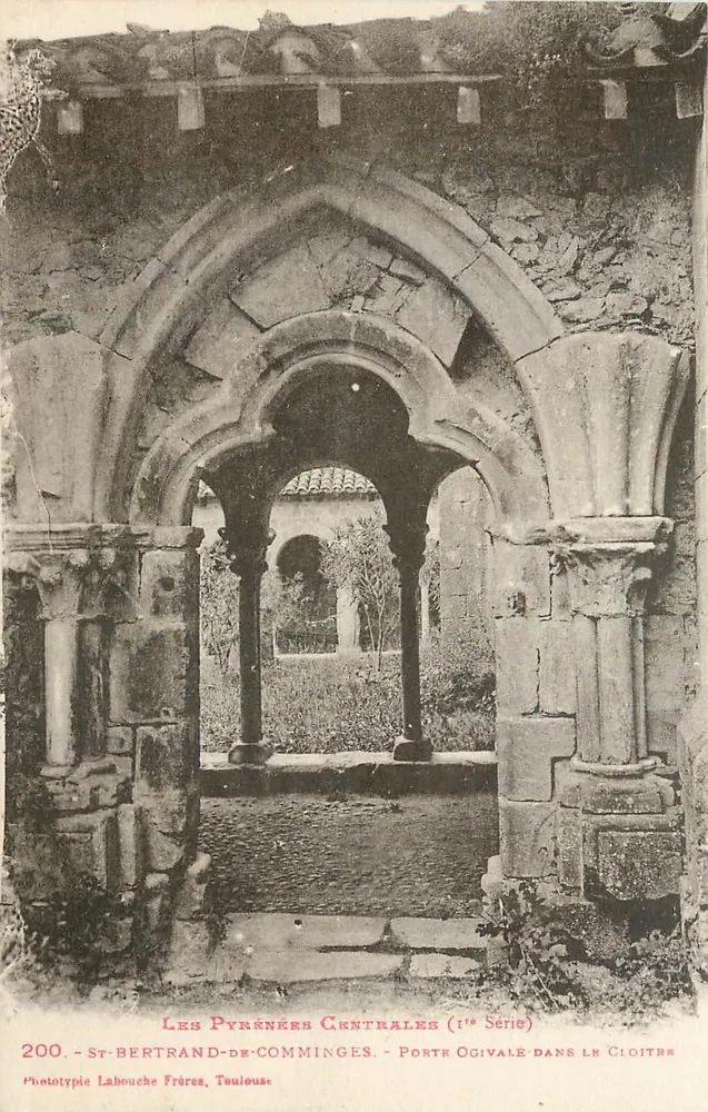St-Bertrand-de-Comminges — Porta ogival no claustro — Fototipia Labouche Frères, Toulouse (1ª Série) - Frente