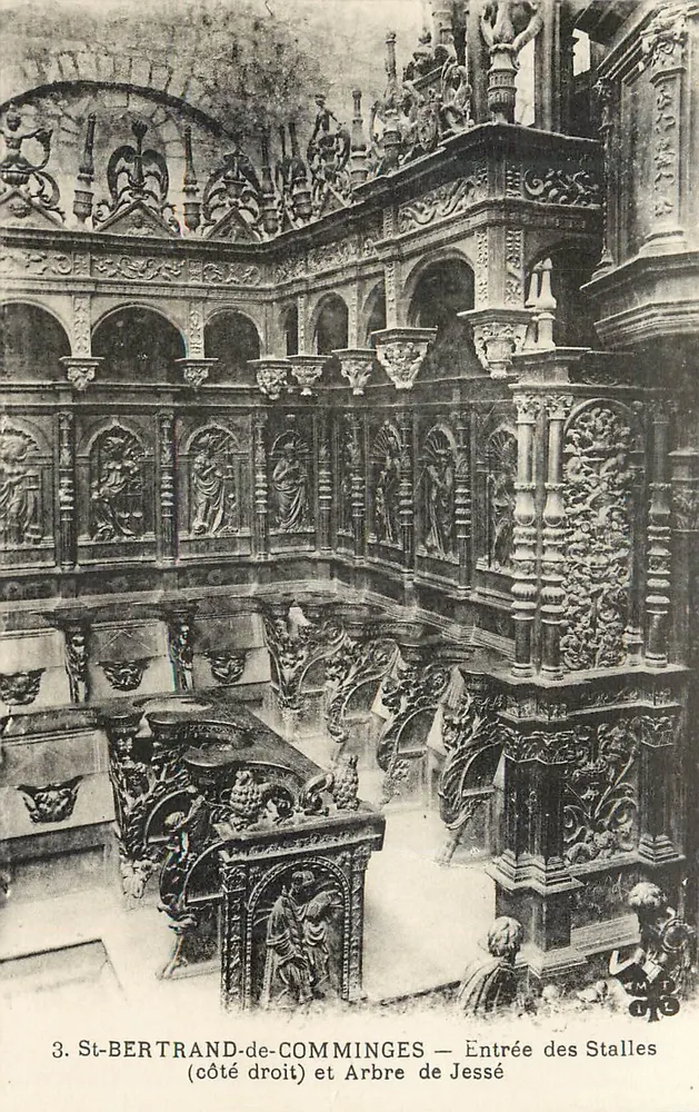 St-Bertrand-de-Comminges — Eingang zu den Stalls (rechte Seite) und Jesse-Baum - Vorderseite