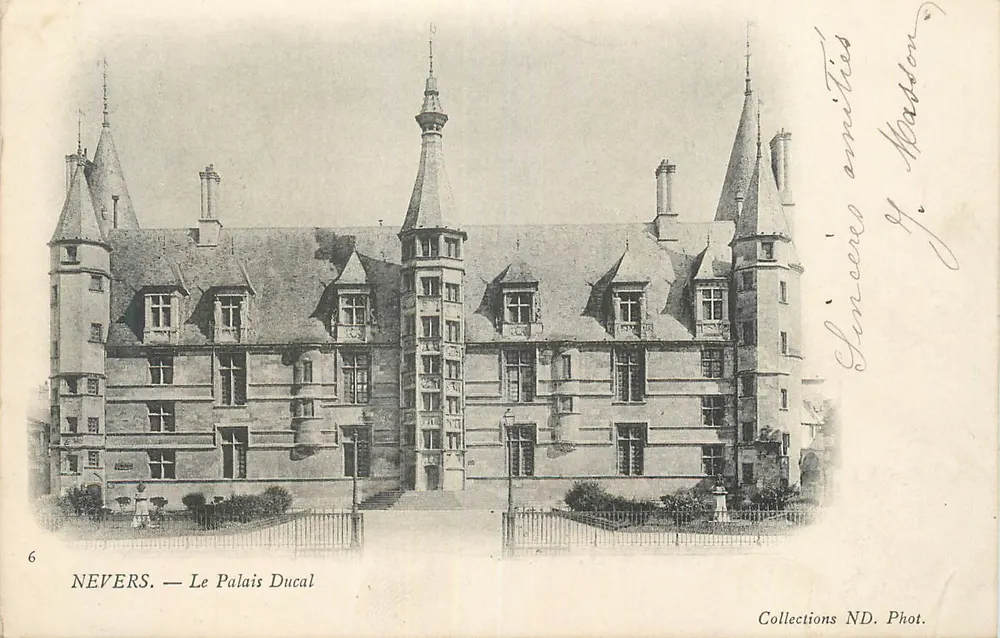 Nevers — Het Ducale Paleis — Collections ND. Phot. - Voorkant