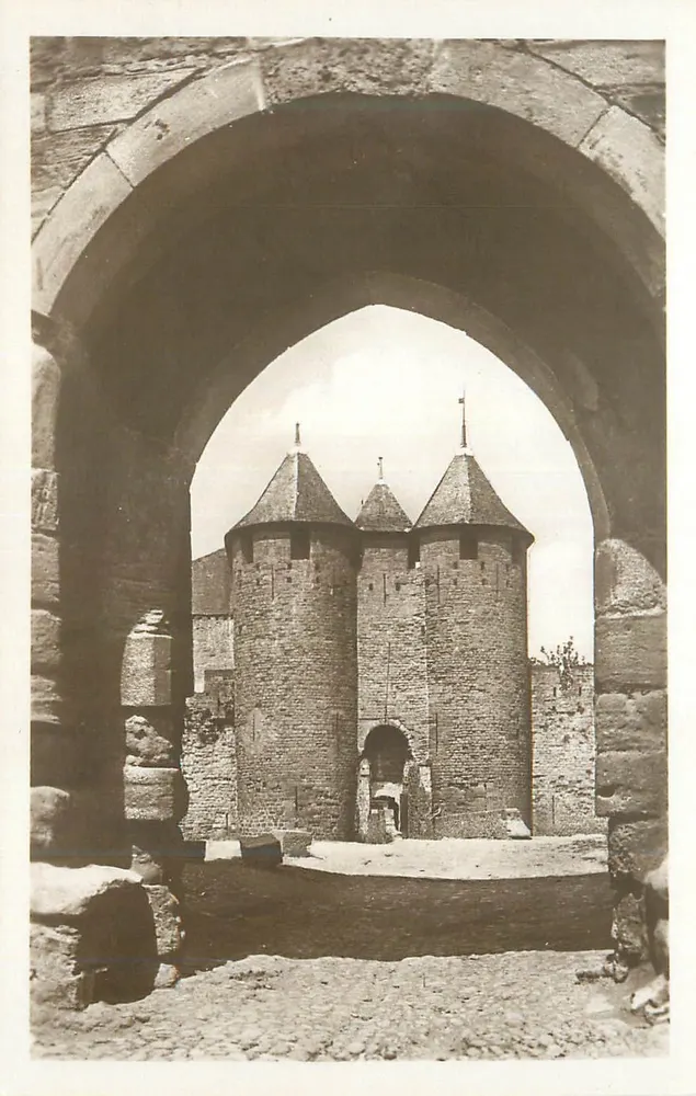 Carcassonne — Entrada do Castelo — Editor H. R. Letellier, n° 111 - Frente