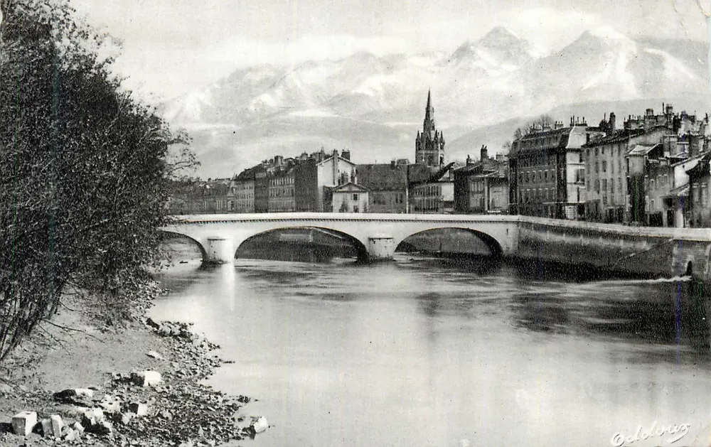 Grenoble — vista da cidade com o ponte e as montanhas no fundo — Edit. ODDOUX - Frente