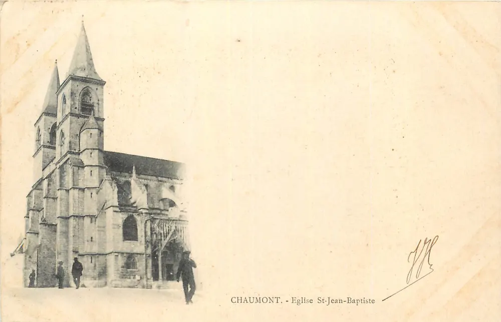Chaumont - Église Saint-Jean-Baptiste — vue de l'édifice avec son clocher gothique et quelques passants - Recto