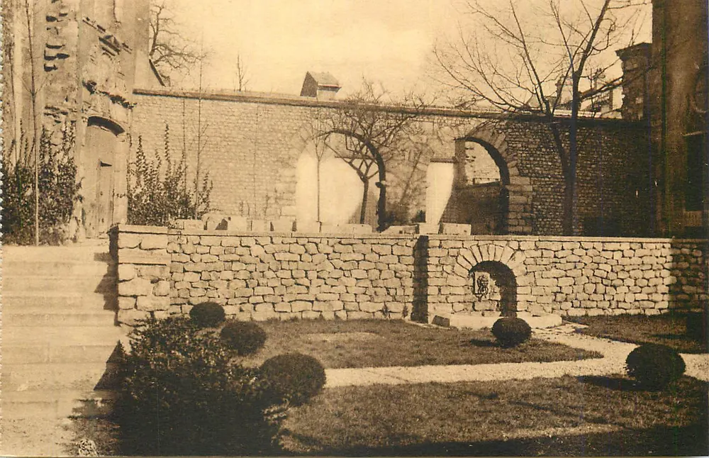 Reims - Hôtel Le Vergeur — Jardin en creux — Phototypie J. Bienaimé, Reims - Recto