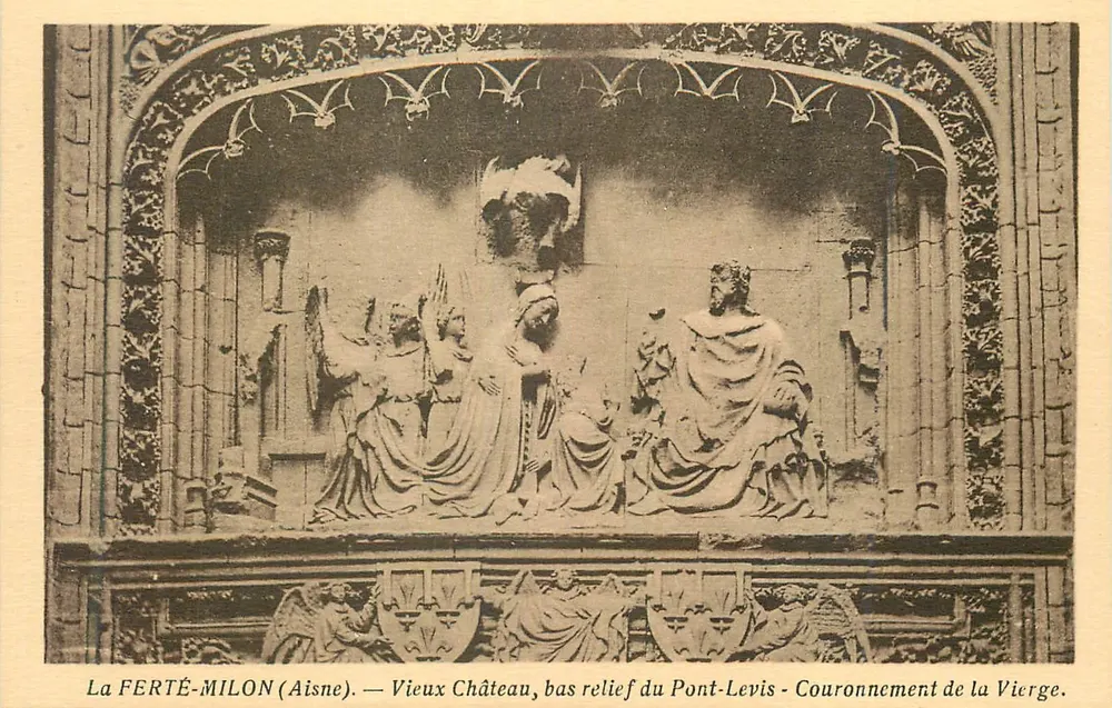 La FERTÉ-MILON (Aisne) — Altes Schloss, Basrelief des Pont-Levis — Krönung der Jungfrau - Vorderseite